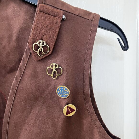 VTG Girl Scouts of America Brown Brownie Vest Pins Badges USA Size Medium 10-12 - Picture 5 of 14